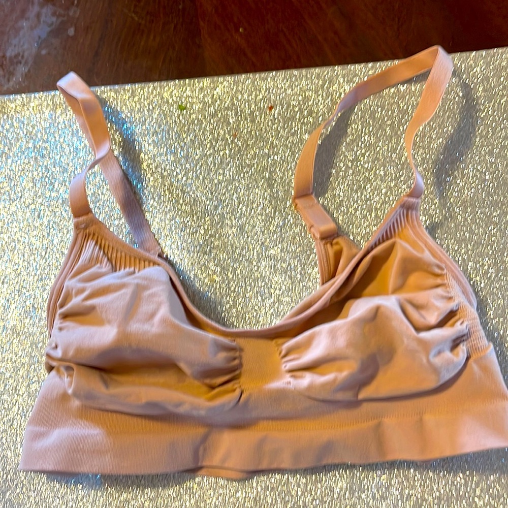 Brand new without tags SKIMS Fits everybody bra and a size 2X/3X